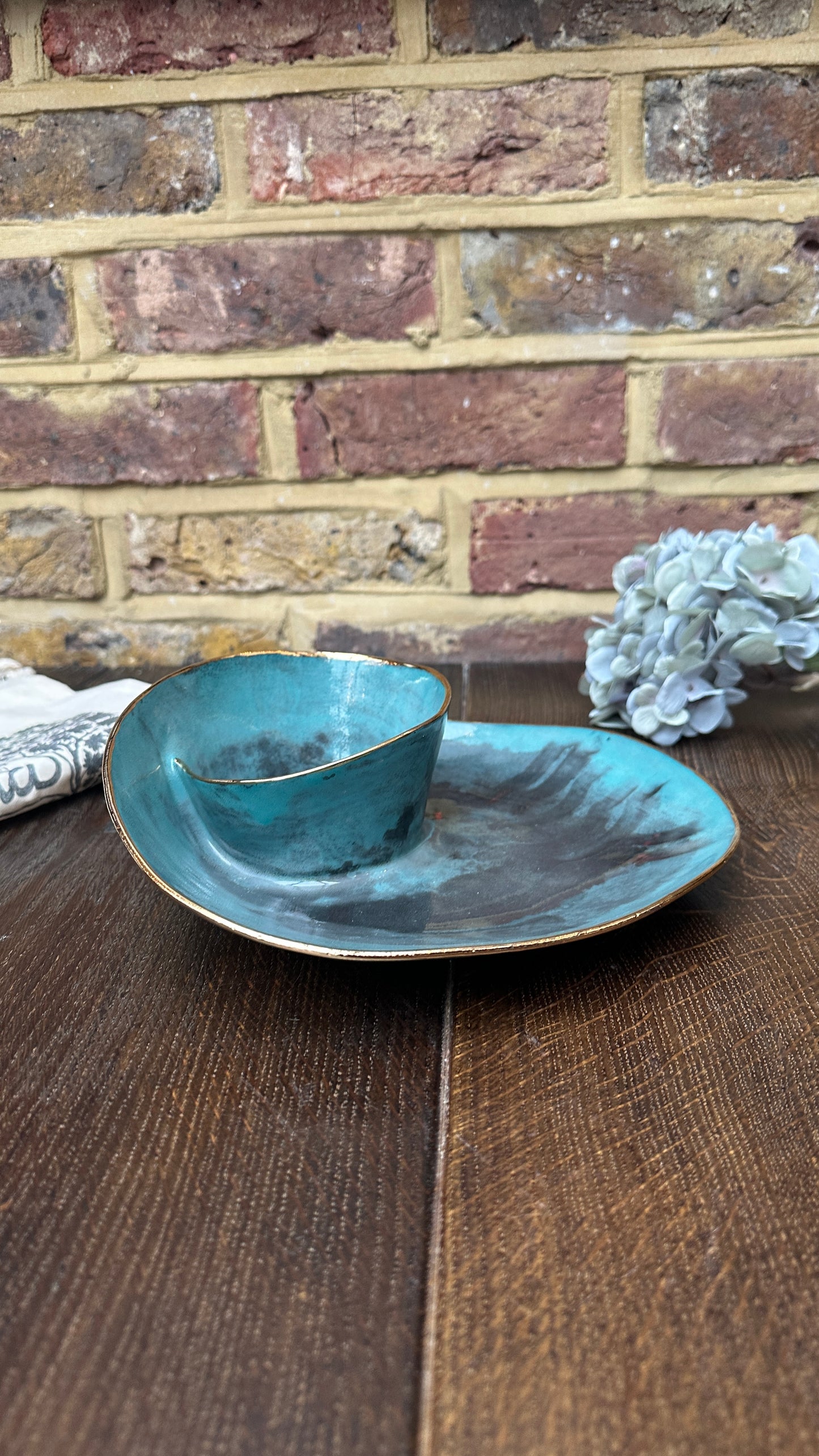 *New* #M14 Medium London Rain Swirl Bowl, mint with 24k Gold Rim