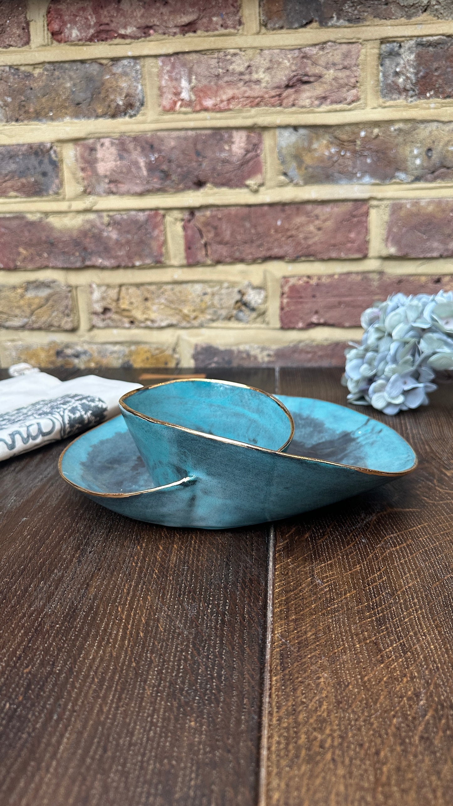 *New* #M14 Medium London Rain Swirl Bowl, mint with 24k Gold Rim