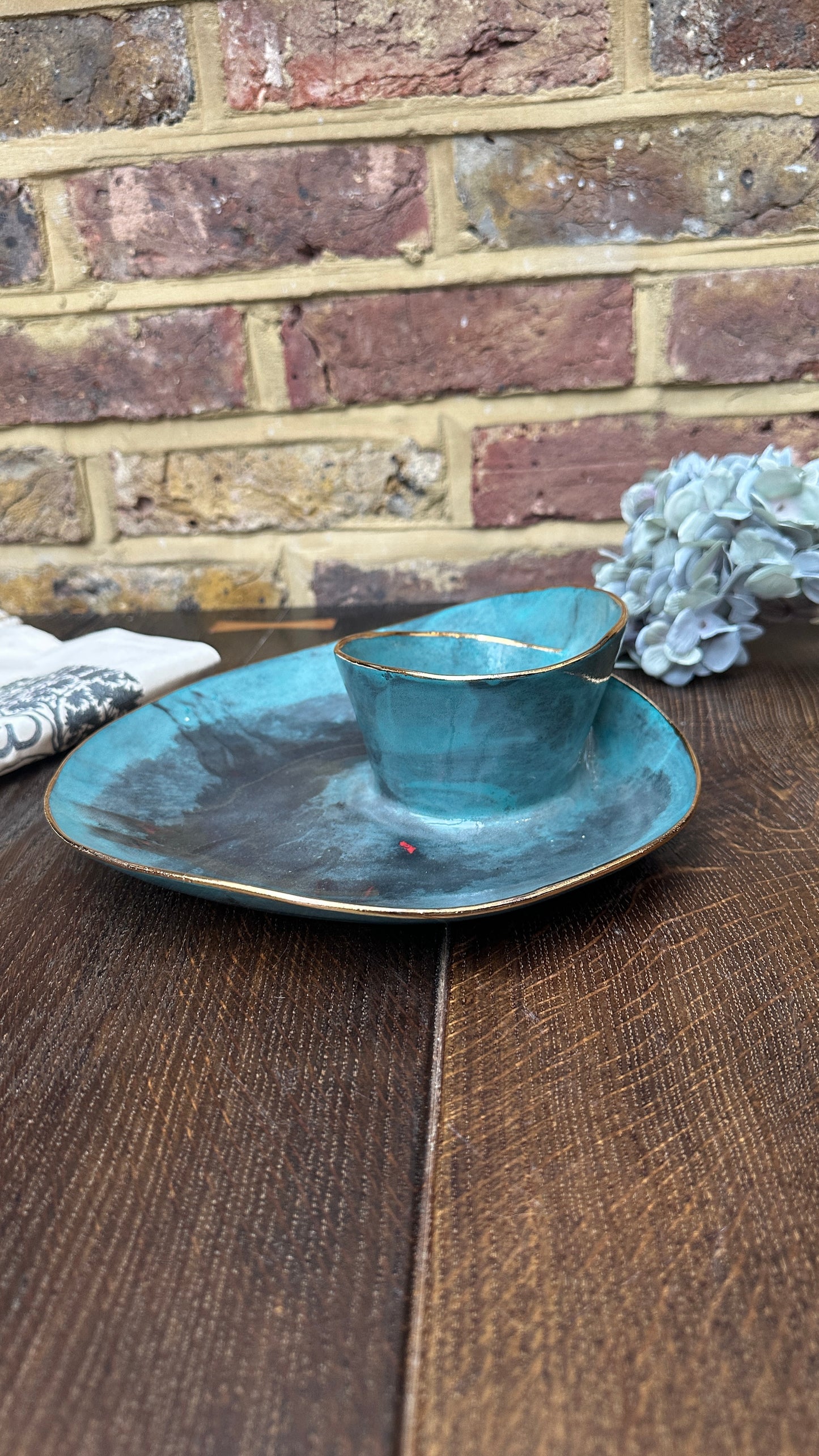 *New* #M14 Medium London Rain Swirl Bowl, mint with 24k Gold Rim