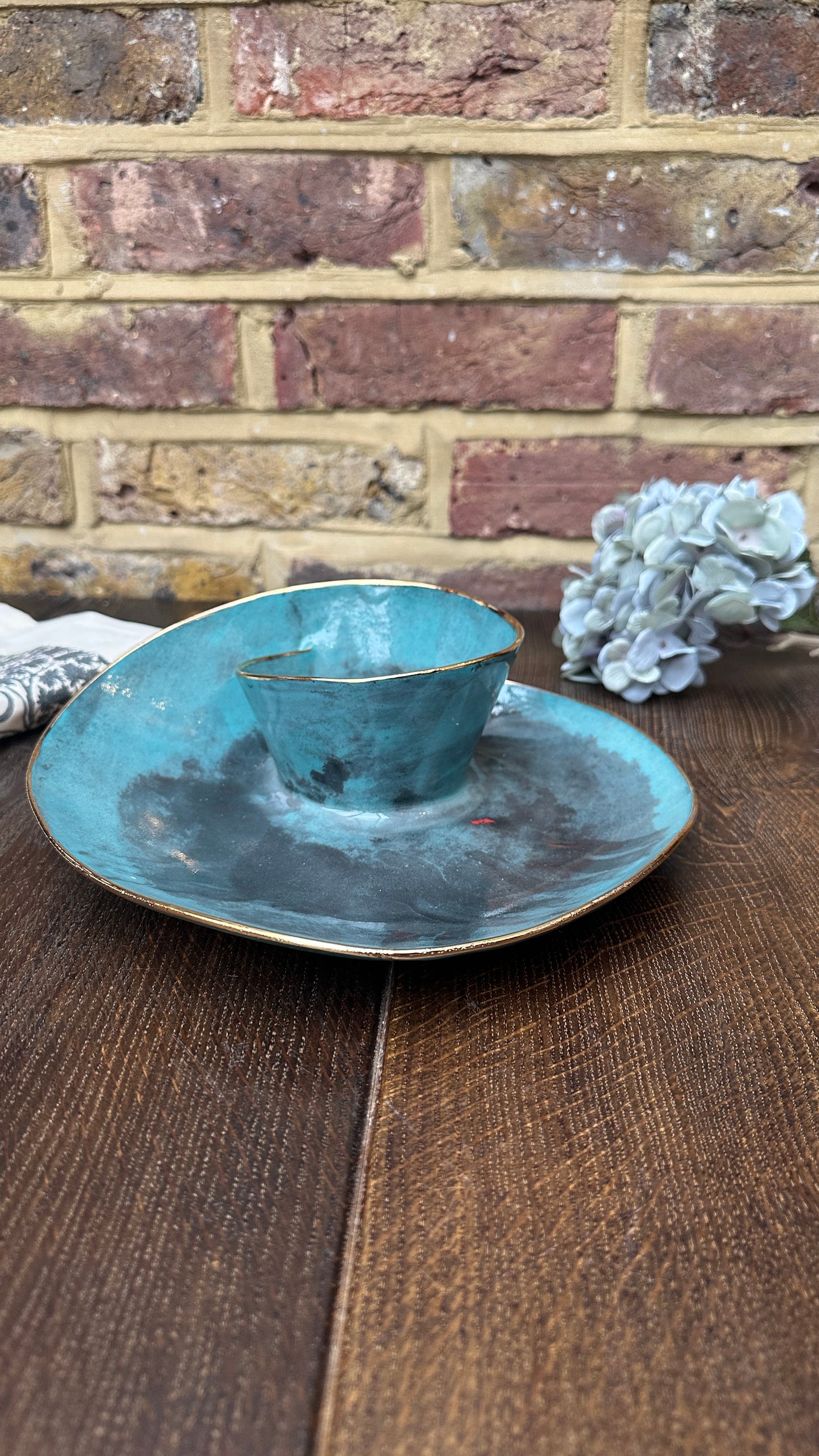 *New* #M14 Medium London Rain Swirl Bowl, mint with 24k Gold Rim